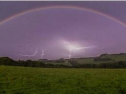 В Великобритании фотографу удалось сфотографировать лунную радугу