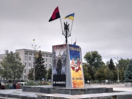 В Токмаке постамент Ленина превратили в мемориал воинам АТО, - ФОТОФАКТ