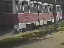 В РФ трамвай протащил зажатого дверью пассажира по земле: видео