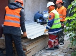В Одессе восстанавливают дом, который обрушился во время стихии (фото)