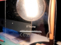 Владельцы iPhone 7 в цвете «черный оникс» пожаловались на отклеивающиеся надпись «iPhone» и маркировку FCC [видео]