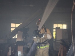 В Симферополе более двух часов тушили пожар на мебельном складе (ФОТО)