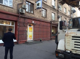 В центре Запорожья к залу игровых автоматов подогнали автовышку (Фото)
