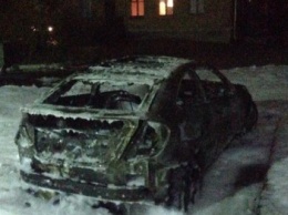 Жене мэра Глухова сожгли автомобиль (ФОТО)