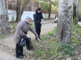 В Херсоне полиция на глазах продавца и клиентов уничтожила 2,5 литра самогона (фото)