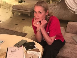 Анастасия Волочкова пользуется одновременно шестью айфонами