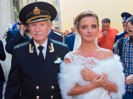 Юная жена Ивана Краско выступила на его творческом вечере в Петербурге