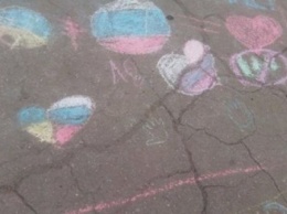 Запорожские школьники рисовали "любовь" между Украиной и Россией