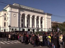 На похороны Моторолы сгоняли учителей, преподавателей, студентов. Там же засветилась фейковая "солдатская мать", одесситка" и "киевлянка"