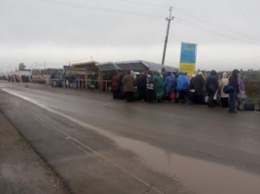 Ситуация на донбасских пунктах пропуска: резкое падение пассажиропотока и кошмары у КПВВ «Марьинка»