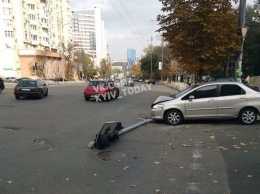 На Соломенке бандиты, убегая от полиции, сбили светофор