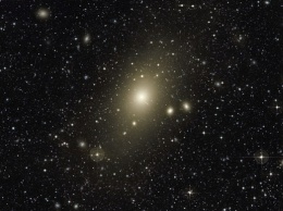 Очень Большой Телескоп обнаружил каннибализм галактических масштабов