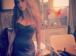 Ани Лорак покорила сердца фанов фото в соблазнительном мини-платье
