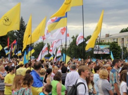 В Краматорске массово спели гимн Украины на площади в честь годовщины освобождения города от боевиков (видео)