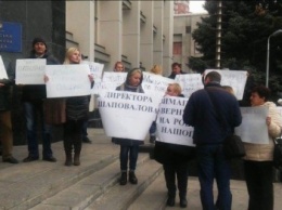 Жители Черноморска проводят митинг у здания Одесской облгосадминистрации (фото)