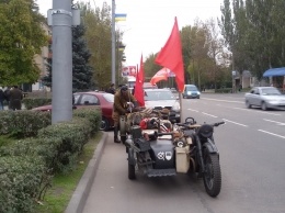 По Мелитополю проехали ретро-мотоциклы с красными флагами (фото)
