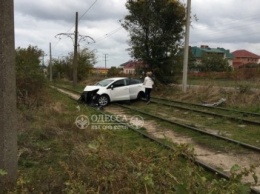 В Одессе автомобиль врезался в столб и остановил трамваи (ФОТО)