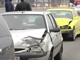 Под Киевом в масштабном ДТП столкнулись 5 авто