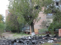 Жильцы одного дома Славянска пожаловались на рабочих, ремонтирующих крышу (фото)