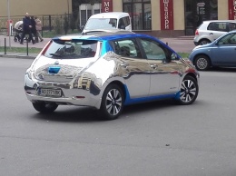 В Киеве засветился зеркальный электромобиль Nissan Leaf