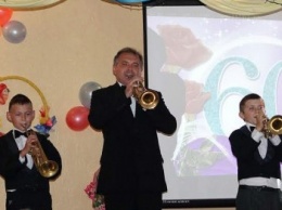 В Павлограде в духовом оркестре играет трехлетний малыш