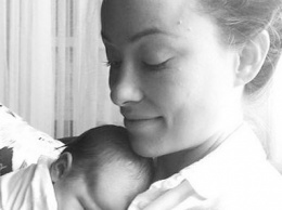 Оливия Уайлд позирует с новорожденной дочерью