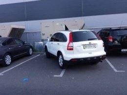 Одесситы жалуются на «мастеров» парковки возле торгового центра (ФОТО)