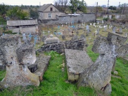 Одесситы снова вышли на уборку старинного казацкого кладбища