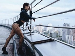 Нана из группы Nikita показала свои красивые ножки, взобравшись на крышу многоэтажки