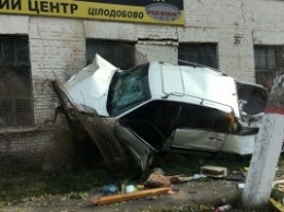 Судьба? Под Киевом машина на большой скорости врезалась в магазин надгробных памятников