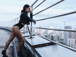 Звезда группы Nikitа забралась на крышу дома в Киеве в колготах-сетке
