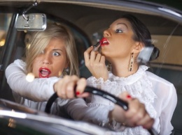 Ученые выяснили причину агрессивности женщин за рулем