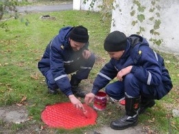 Каховские спасатели покрасили крышки люков пожарных гидрантов в красный цвет