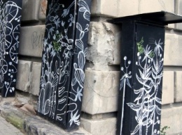 Вандалы против растений: В Одессе объектами внимания художников и вредителей стали телефонные шкафы (ФОТО)
