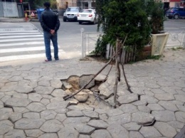 В центре Одессы провал на тротуаре обозначили ветками (ФОТО)