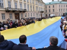 По Львову пронесли 150-метровый украинский флаг