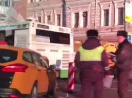 В центре Москвы столкнулись автобус и такси, есть пострадавшие