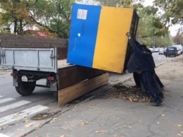 В Николаеве коммунальщики продолжают бороться с незаконными будками (ФОТО)