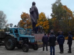 Демонтирован последний памятник Ленину в Украине (ФОТО)