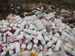 Крупный поставщик товаров вывалил тонны мусора на окраинах Николаева (ФОТО)