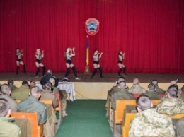 С концертом и книгами - коллективы 45-го Николаевского гарнизонного Дома офицеров побывали на «Широком Лане»