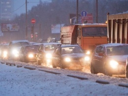 Сильный снегопад спровоцировал 10-бальные пробки в Кемерово