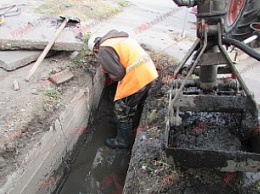 В Бердянске продолжается очистка ливневой канализации