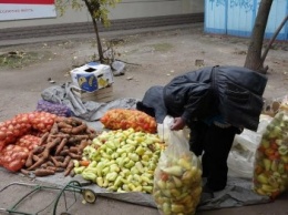 Мариупольские патрульные изъяли со стихиного рынка на Шевченко полтонны овощей и фруктов (ФОТО)