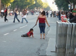 Женщина выгуливала ребенка на собачьем поводке в Новочеркасске