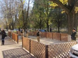 В Полтаве вооруженные люди хотят взять штурмом отель (фото)