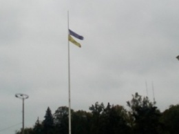 Над Куликовым полем развевается рваный флаг Украины (ФОТО)