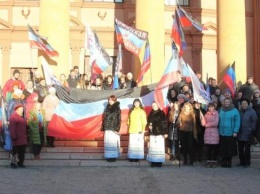 «Развлекательная акция с растягиванием». В Зугрэсе отметили «день флага» «ДНР»