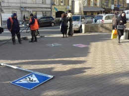 Напротив ст. м. "Университет" обустраивают "зебру" по просьбе киевлян