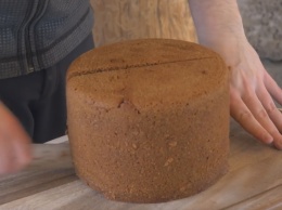 Житель Исландии печет "вулканический" хлеб в горячем источнике